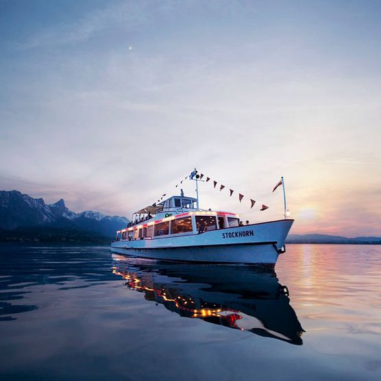 Atemberaubende Abendstimmung während einer Rundfahrt mit dem MS Stockhorn auf dem Thunersee.