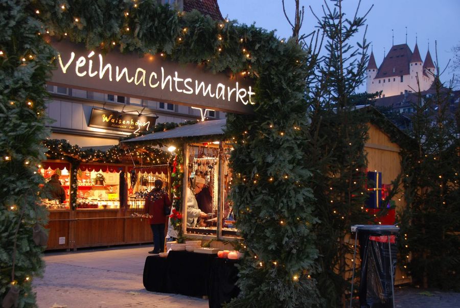 Weihnachtsmarkt auf dem Waisenhausplatz in Thun versprüht festliche Atmosphäre an einem Winterabend 