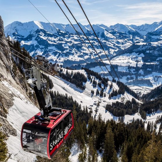 Stockhorn Gondel mit Panorama auf Berge im Winter