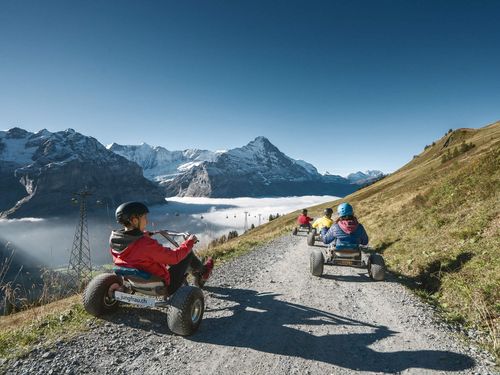 Mountain Cart auf der First ob Grindelwald mit Eigernordwand im Hintergrund