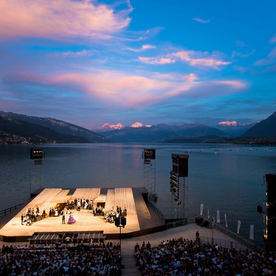 Bühne der Thunerseespiele am Thunersee in der Abendstimmung mit Bergpanorama im Hintergrund