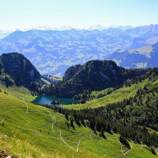 Blick vom Stockhorn auf den Hinterstockensee im Sommer