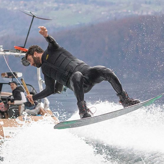 Wakeboarder unterwegs mit Honu Wassersportcenter auf dem Thunersee