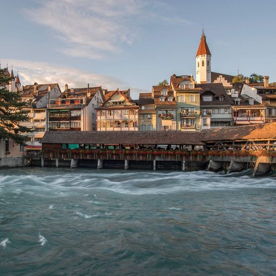 Blick auf die Aare, die Altstadt und die Schleuse in Thun