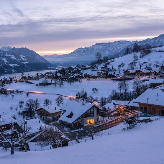 Magische Morgenstimmung im verschneiten Krattigen oberhalb des Thunersees