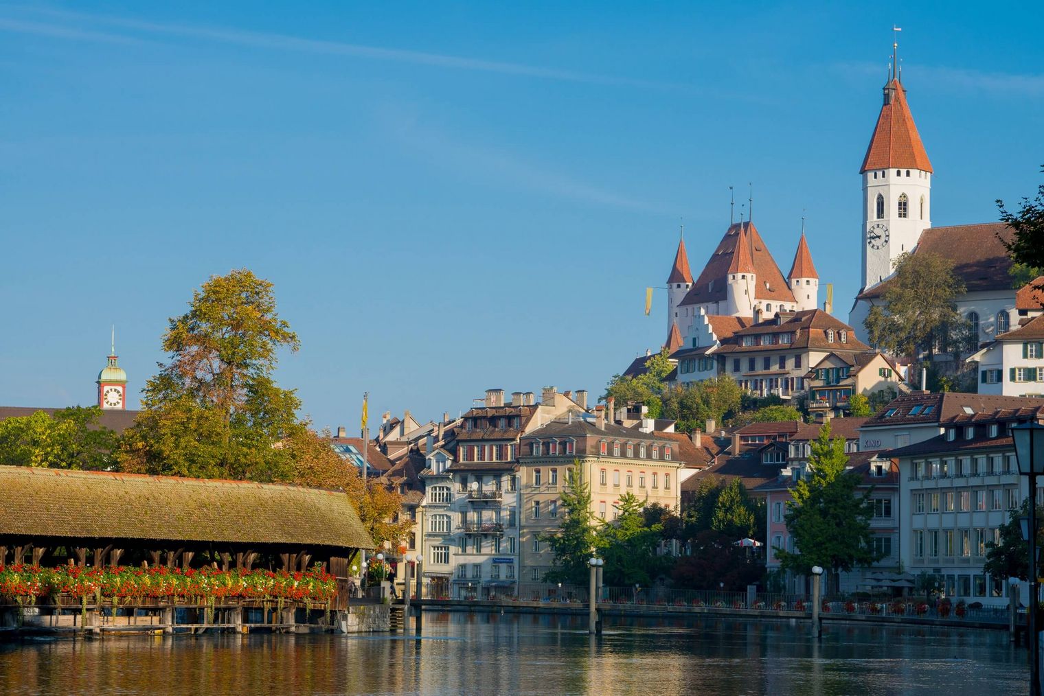 Der Ausblick auf die untere Schleuse, das Schloss Thun und die Kirche ist eindrücklich.