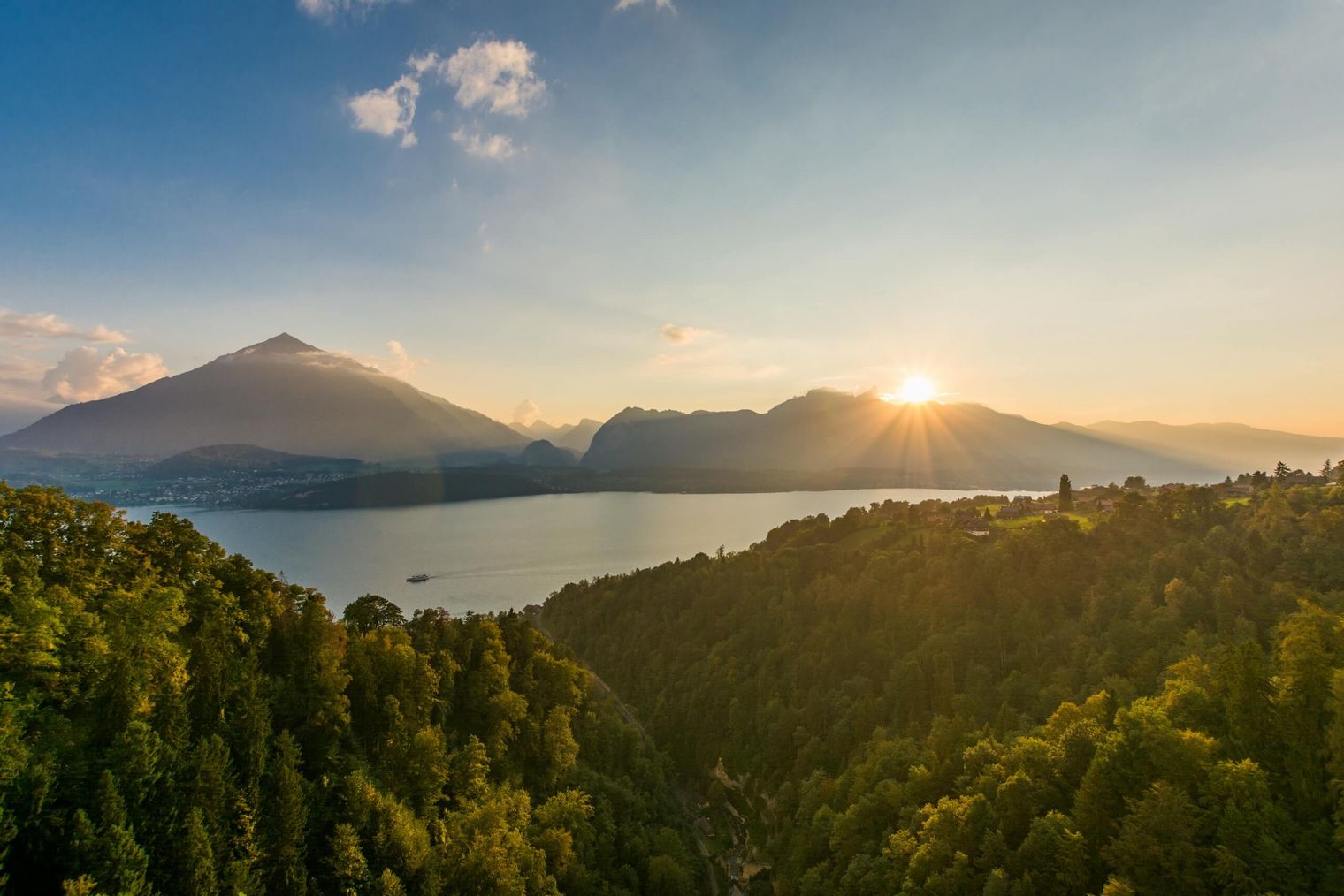 Blick vom Solbadhotel Sigriswil auf den Thunersee während dem Sonnenuntergang