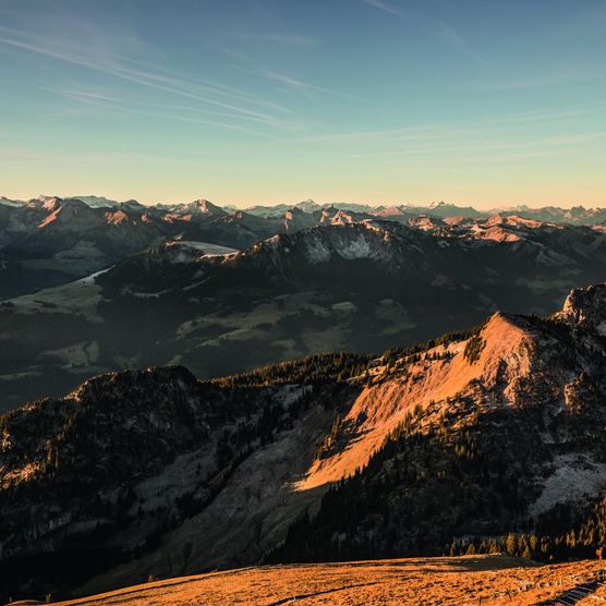 Morgenstimmung im Herbst mit Panorama und Blick auf dei Berner Alpen