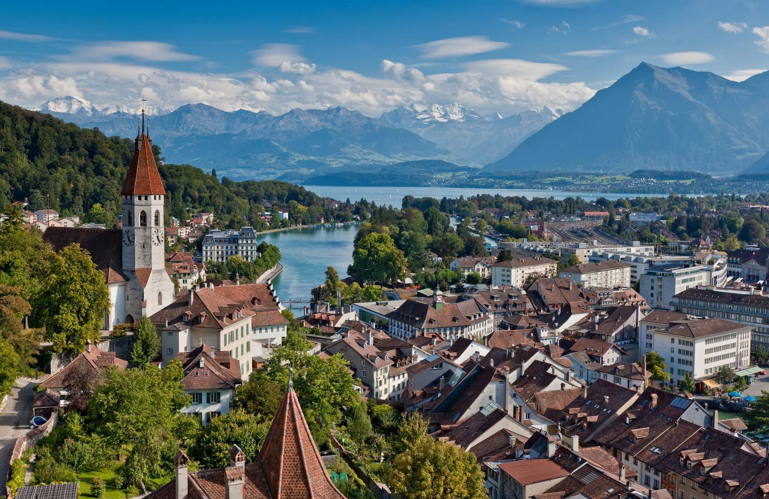 Grossartiger Ausblick vom Schlossberg aus über die Hausdächer der Stadt Thun und bis zum Thunersee und den Berner Oberländer Alpen