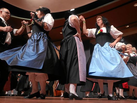 Trachtentänzer bei einem traditionellen Schweizer Volkstanz auf der Bühne