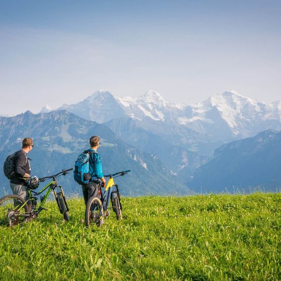 Zwei Biker mit Panoramablick auf die Berge Eiger, Mönch und Jungfrau