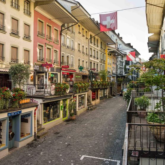 Die Obere Hauptgasse in der Thuner Altstadt mit ihren charmanten, kleinen Geschäften und Lokalen lädt zum Flanieren und Verweilen ein