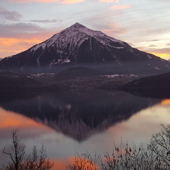 Wunderschöner Ausblick von Merligen hinüber zum pyramidenförmigen Niesen