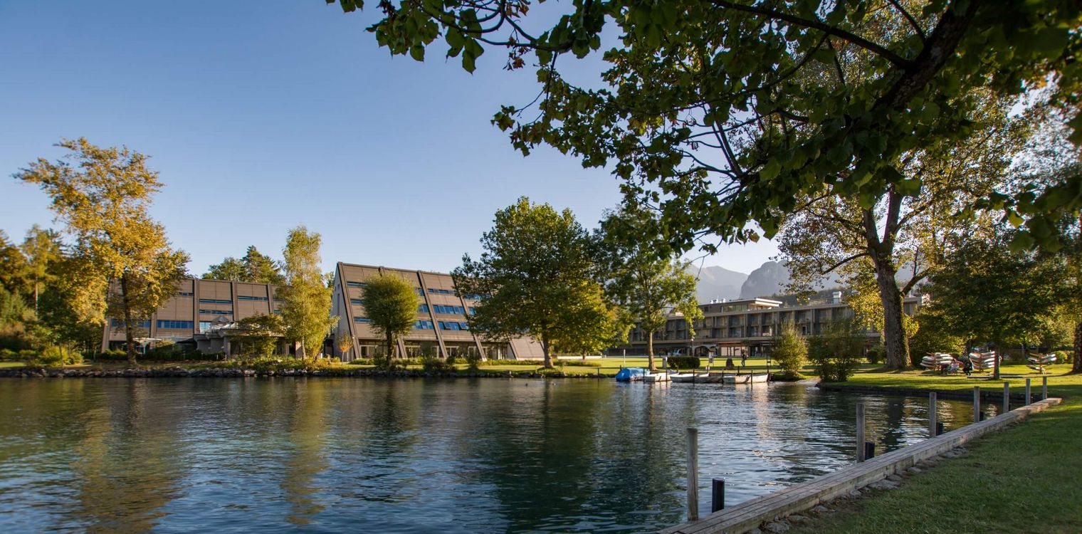 Blick vom Thunersee auf das Deltapark Vitalresort im Herbst