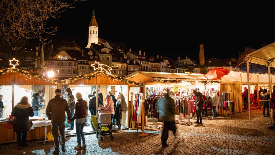 Besucher am Weihnachtsmarkt in Thun