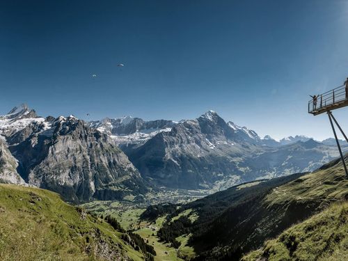Spektakulärer Cliff Walk auf der First ob Grindelwald mit Blick auf die umliegenden Berge im Sommer