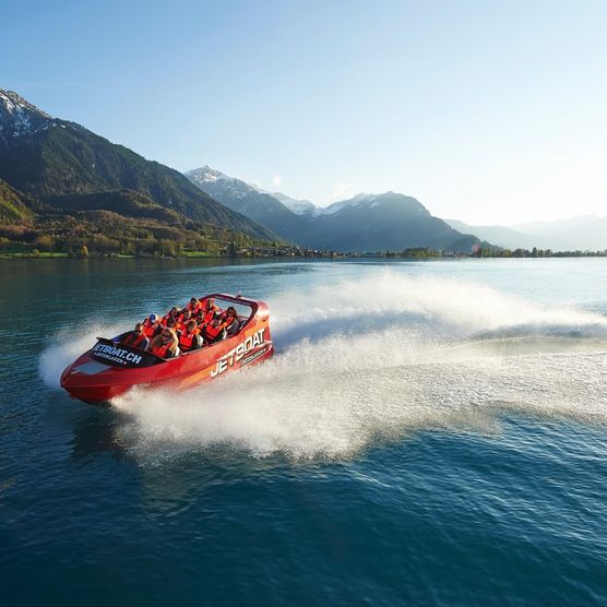 Jetboat fährt über den Brienzersee im Frühling