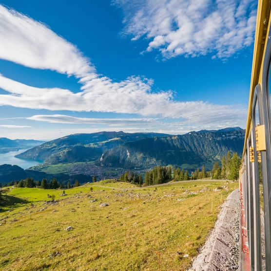 Bahnfahrt auf die Schynige Platte mit Aussicht auf Interlaken