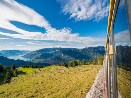 Bahnfahrt auf die Schynige Platte mit Aussicht auf Interlaken