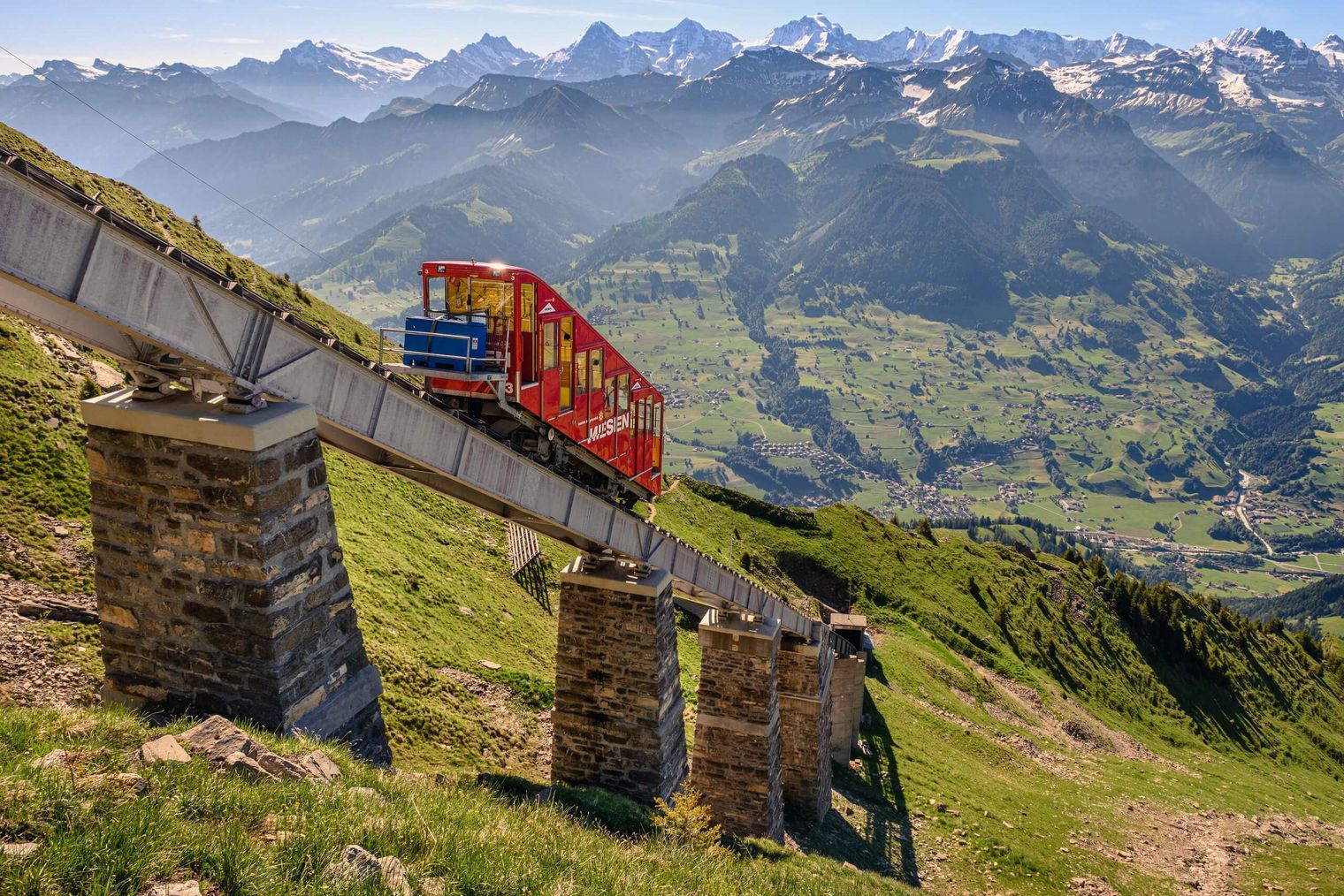 Niesenbahn im Sommer mit Bergpanorama